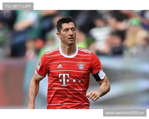 莱万吃个饭都像在开豪车展，普通人怎么看他拎包都带自带气场？