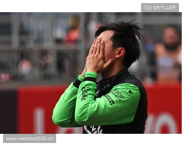 蒋圣龙出街那副阔太既视感，手上那块表和我钱包只能远远打招呼